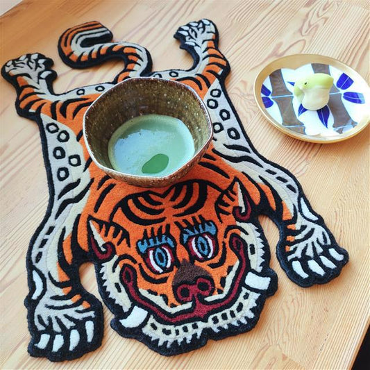 チベタンタイガーラグの本物はクオリティが全くちがいます! 縁の処理が段違いに美しい!